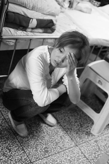 女兒熟睡之后，媽媽總會(huì)一個(gè)人想很多，女兒的病情、巨額的醫(yī)療費(fèi)用時(shí)刻充斥著她的大腦，年輕的媽媽在這種情境下變得憔悴了很多，她不知道小彬嫻什么時(shí)候會(huì)好起來(lái)，帶著她穿梭在小公園里看著她稚嫩的笑。