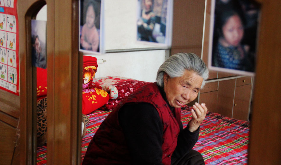 小彬嫻80歲的老奶奶每天在家祈禱小彬嫻早日回來(lái)。“老奶奶最親”這是小彬嫻對(duì)“誰(shuí)最親”這個(gè)問(wèn)題最多的回答，小彬嫻和老奶奶就像是一對(duì)好朋友，兩個(gè)人在一起總是歡聲笑語(yǔ)。而現(xiàn)在，老奶奶每天看著鏡子前的小彬嫻的照片就會(huì)淚流滿面。