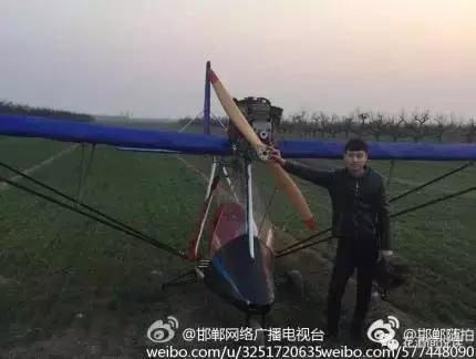 2月26日，邯鄲磁縣農(nóng)村小伙兒經(jīng)過客服種種困難，終于讓自己親手制造的飛機(jī)飛向了藍(lán)天。這已經(jīng)是第二次成功的試飛了，2016年1月份第一次試飛。小伙兒去年年底前已經(jīng)回來了，今年小伙兒又造了一臺，并且飛行比第一次要高很多，飛行時(shí)間也很長。