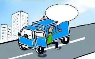 2月27日凌晨，邯鄲市一名男子套用其表哥A2駕駛證信息駕駛大貨車進(jìn)入市區(qū)，沒成想因?yàn)樽旖堑囊活w痣被交警看出破綻，不僅被公安機(jī)關(guān)依法行政拘留了15天，而且被罰款1500元。在事實(shí)面前，駕駛?cè)瞬坏貌怀姓J(rèn)自己無證，試圖用表哥的駕駛證蒙混過關(guān)。